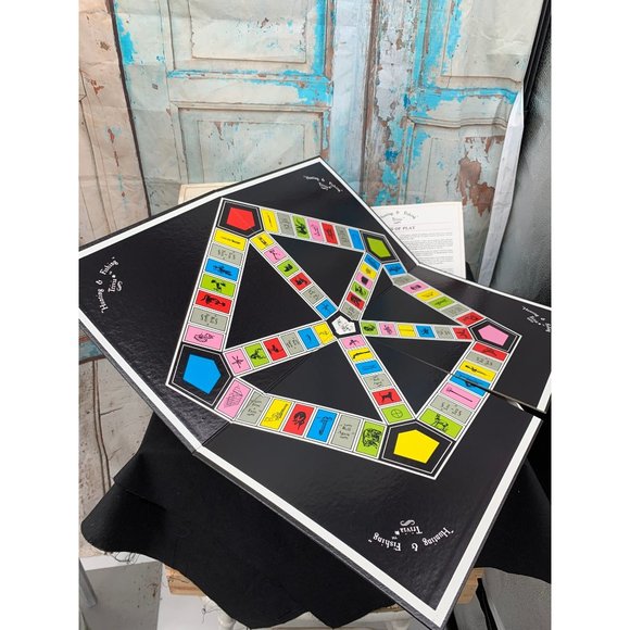 Hunting and Fishing Trivia Board Game, 1985 Mountain Man Enterprizes, Made in US - Picture 3 of 3